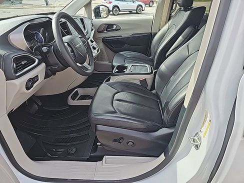Certified 2024 Chrysler Pacifica Limited w/ Uconnect Theater Family Group FWD image 14