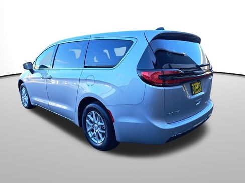 New 2026 Chrysler Pacifica Select image 3