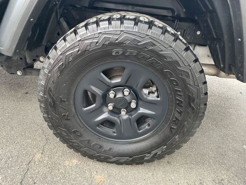 Used 2024 Jeep Gladiator Sport image 15