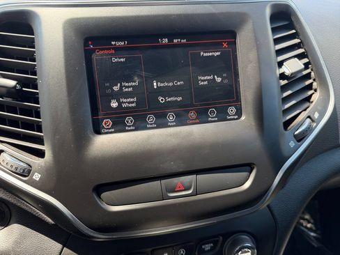 Used 2019 Jeep Cherokee Latitude Plus w/ Cold Weather Group AWD/4WD image 31