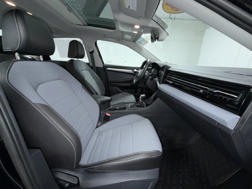 Used 2025 Volkswagen Jetta SE FWD image 18