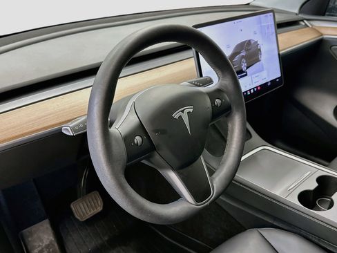 Used 2024 Tesla Model Y Long Range AWD/4WD image 17
