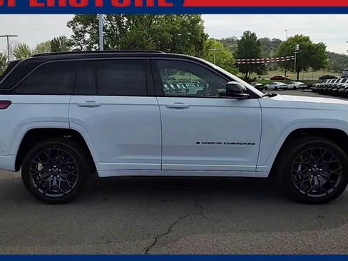 New 2026 Jeep Grand Cherokee Summit w/ Obsidian Package AWD/4WD image 9