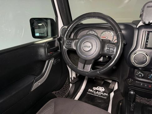 Used 2018 Jeep Wrangler Unlimited Sahara w/ Connectivity Group AWD/4WD image 13