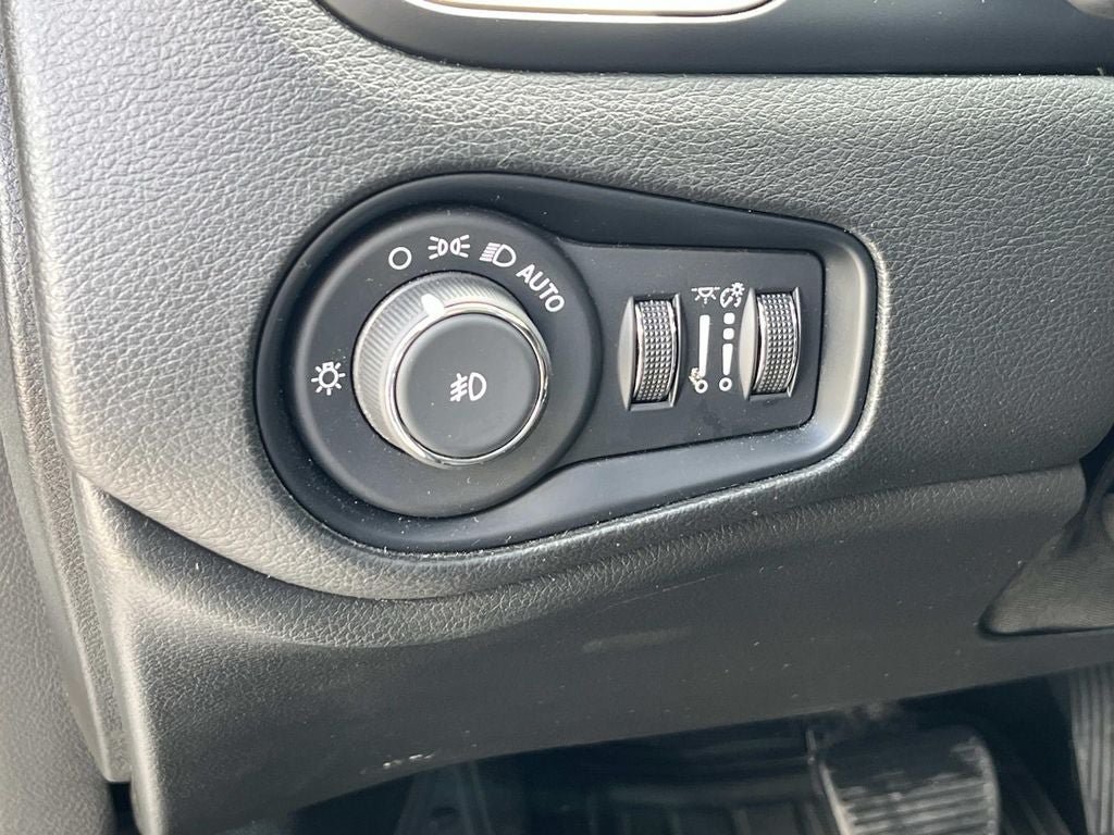 Used 2023 Jeep Renegade Latitude AWD/4WD image 30