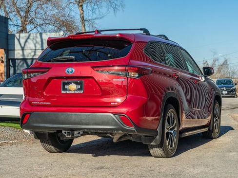 Used 2022 Toyota Highlander XLE image 6