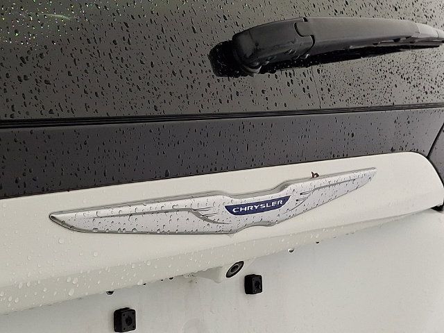 Used 2018 Chrysler Pacifica Touring-L FWD image 27