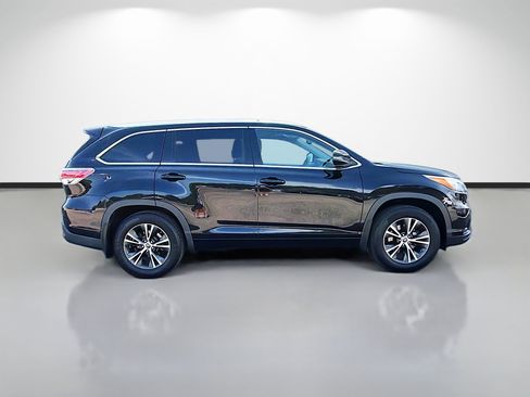 Used 2016 Toyota Highlander XLE AWD/4WD image 2