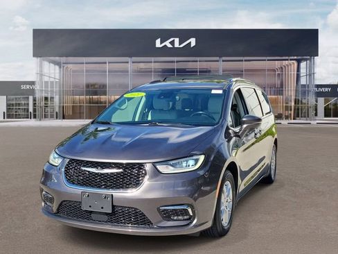 Used 2021 Chrysler Pacifica Touring-L FWD image 2