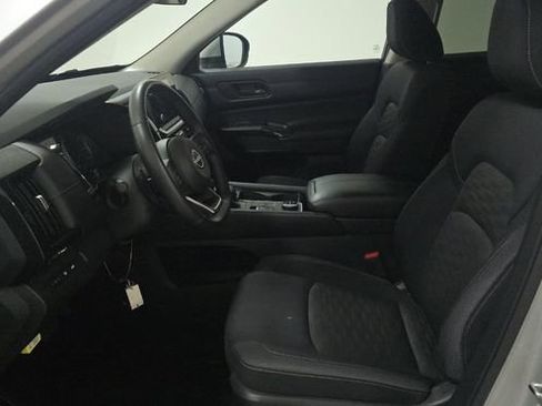 Used 2025 Nissan Pathfinder SV image 6