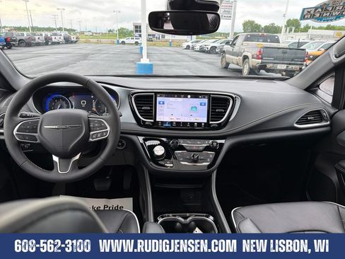 Used 2026 Chrysler Pacifica Limited FWD image 15