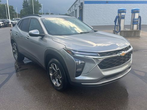 Used 2025 Chevrolet Trax LT w/ LT Convenience Package FWD image 7