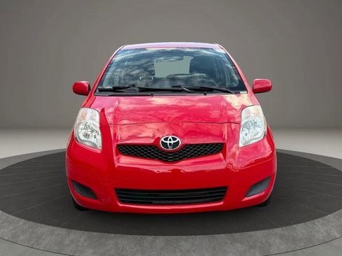 Used 2010 Toyota Yaris 4-Door Hatchback image 2