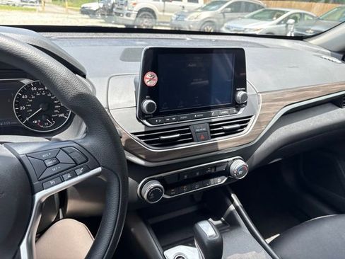 Used 2025 Nissan Altima 2.5 SV FWD image 10