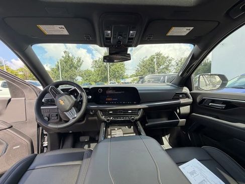 Used 2025 Chevrolet Suburban Premier w/ Sun And Tow Package AWD/4WD image 12