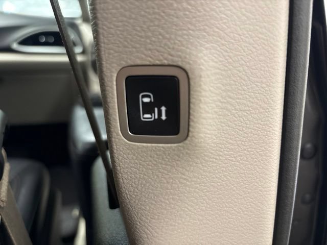 Used 2020 Chrysler Pacifica Touring-L FWD image 36