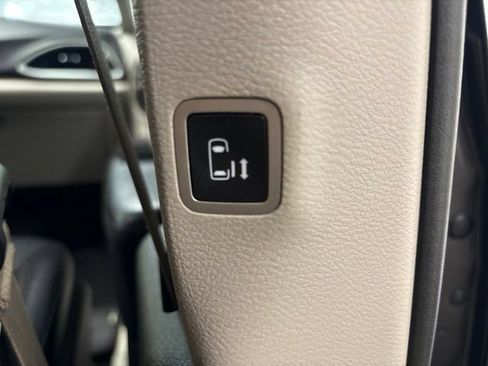 Used 2020 Chrysler Pacifica Touring-L FWD image 36