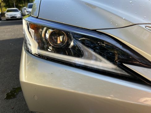 Used 2019 Lexus ES 350 w/ Premium Package image 12
