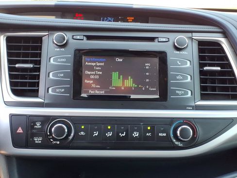 Used 2019 Toyota Highlander LE FWD image 9