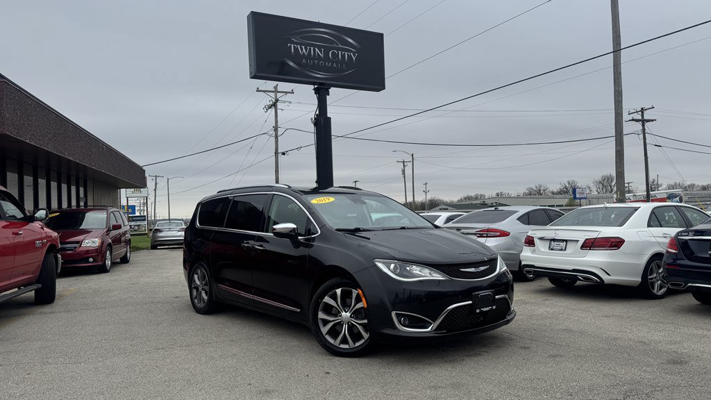 Used 2019 Chrysler Pacifica Limited w/ Tire & Wheel Group FWD image 1