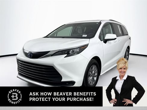 Used 2025 Toyota Sienna LE image 1
