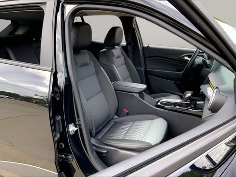 Used 2024 Chevrolet Trax LT w/ Sunroof Package FWD image 9
