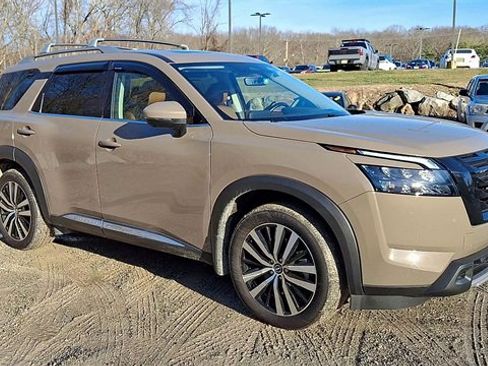 Used 2025 Nissan Pathfinder Platinum w/ Black Appearance Package image 2