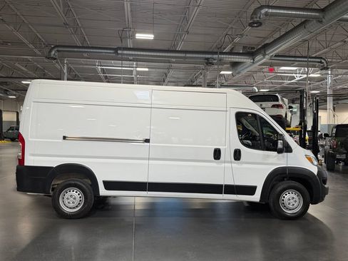 Used 2025 RAM ProMaster 2500 w/ Convenience Group FWD image 3