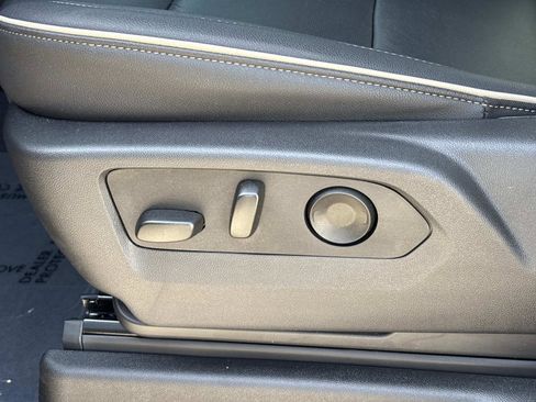 Used 2025 GMC Yukon Elevation image 17