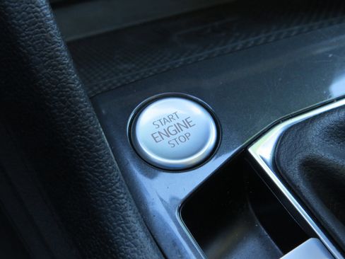 Used 2022 Volkswagen Tiguan SE w/ Panoramic Sunroof Package image 28