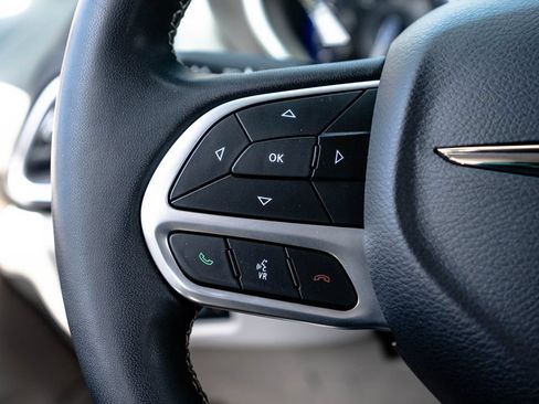 Used 2024 Chrysler Pacifica Touring-L FWD image 17