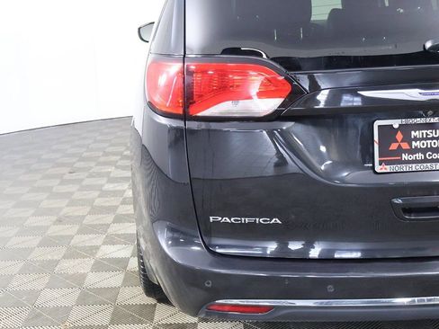 Used 2020 Chrysler Pacifica Touring-L image 14
