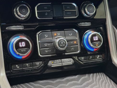 Used 2021 GMC Yukon Denali w/ Denali Premium Package image 10