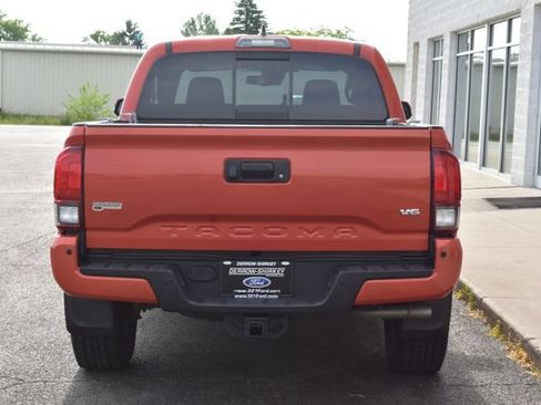 Used 2018 Toyota Tacoma TRD Off-Road w/ Technology Package AWD/4WD image 8