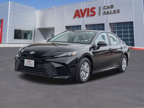 Used 2025 Toyota Camry SE image 1