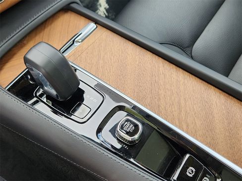 Used 2025 Volvo XC90 B6 Plus image 17