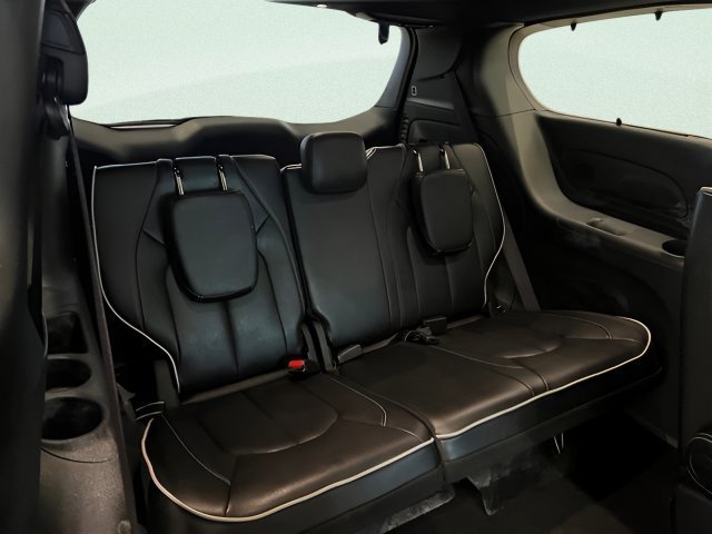 Used 2025 Chrysler Pacifica Limited FWD image 27
