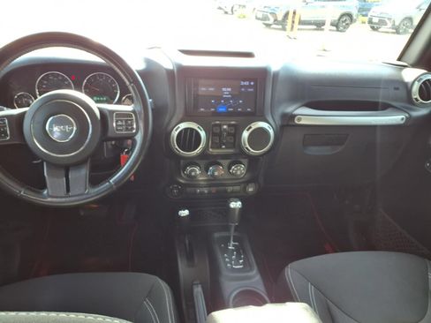Used 2016 Jeep Wrangler Unlimited Sahara w/ Connectivity Group AWD/4WD image 10