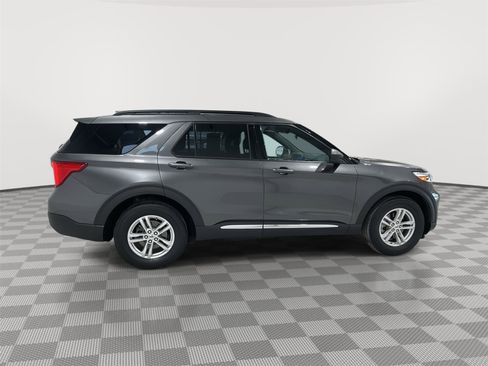 Used 2020 Ford Explorer XLT w/ Equipment Group 202A image 6