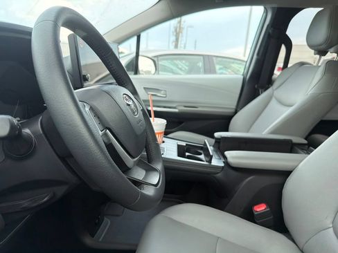 Used 2026 Toyota Sienna XLE FWD image 2