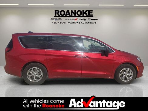 Used 2024 Chrysler Pacifica Limited w/ Uconnect Theater Family Group image 9