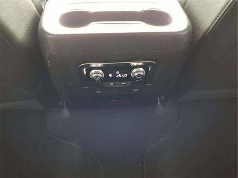 Used 2024 GMC Yukon SLT image 13