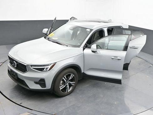 Used 2025 Volvo XC40 B5 Core image 55