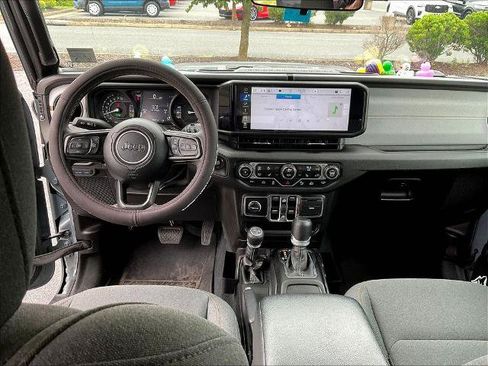 Used 2024 Jeep Wrangler Unlimited w/ Convenience Group AWD/4WD image 5