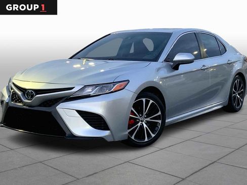 Used 2018 Toyota Camry SE image 1