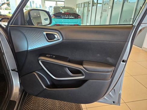 Used 2025 Kia Soul LX w/ LX Technology Package FWD image 23