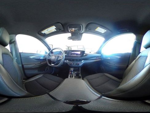 Used 2025 Buick Envista Preferred image 40