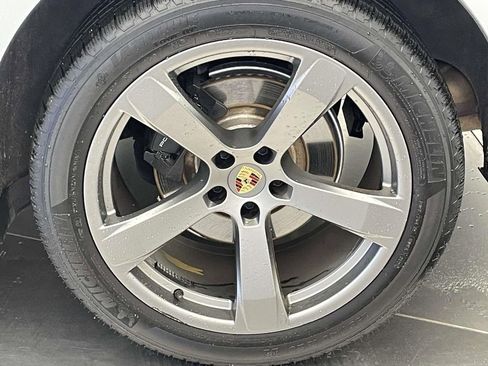 Used 2025 Porsche Macan image 12