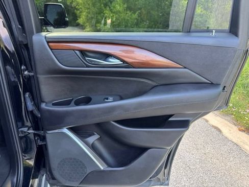 Used 2017 Cadillac Escalade Luxury AWD/4WD image 17