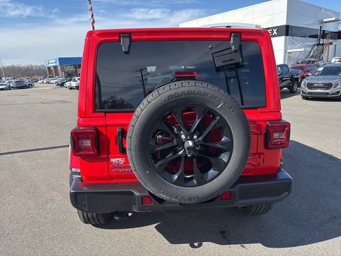 Used 2025 Jeep Wrangler Unlimited Sahara w/ Safety Group AWD/4WD image 4